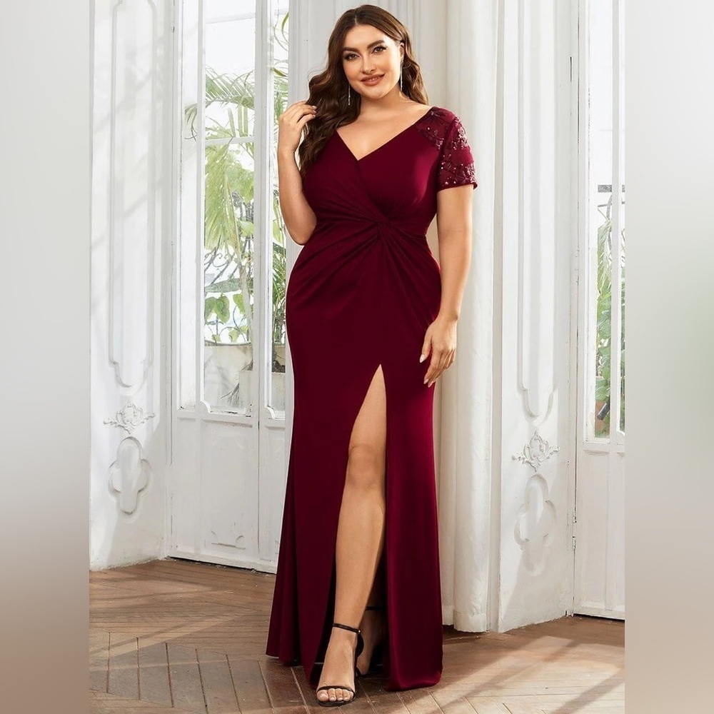 ๐ Plus Size Front Slit Short Sleeve With Sequin Mother of the Bride Dresses - Picture 1 of 3